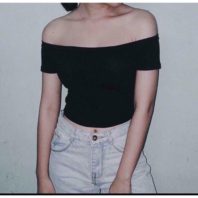Áo bẹt vai croptop dành cho nữ.có hai màu trắng đen.chất vải thun nhẹ nhang êm ái.