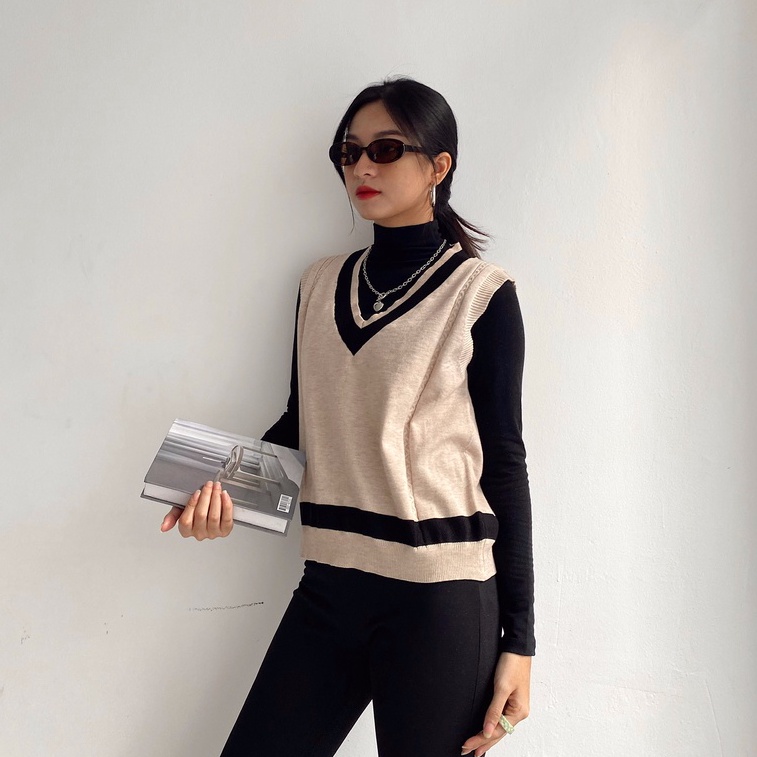 Áo gile len nâu nhạt cổ V viền đen Mia Ritta A3007