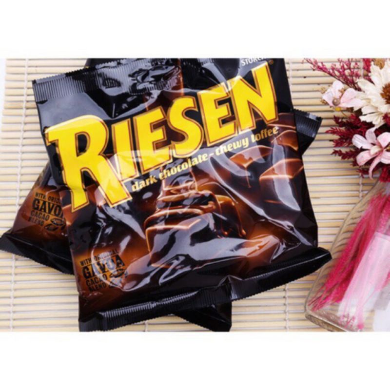 Kẹo Sô-cô-la đen nhân mềm chewy toffee hiệu Riesen 105g