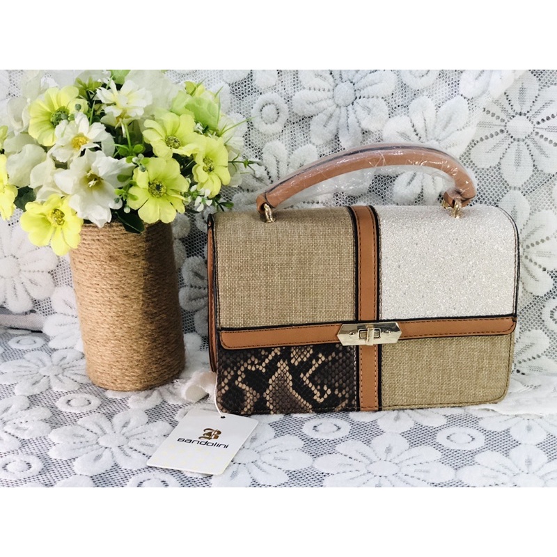 Túi Bandolini trưng bày