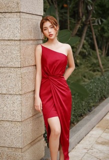 Đầm dự tiệc lệch vai xẻ tà
