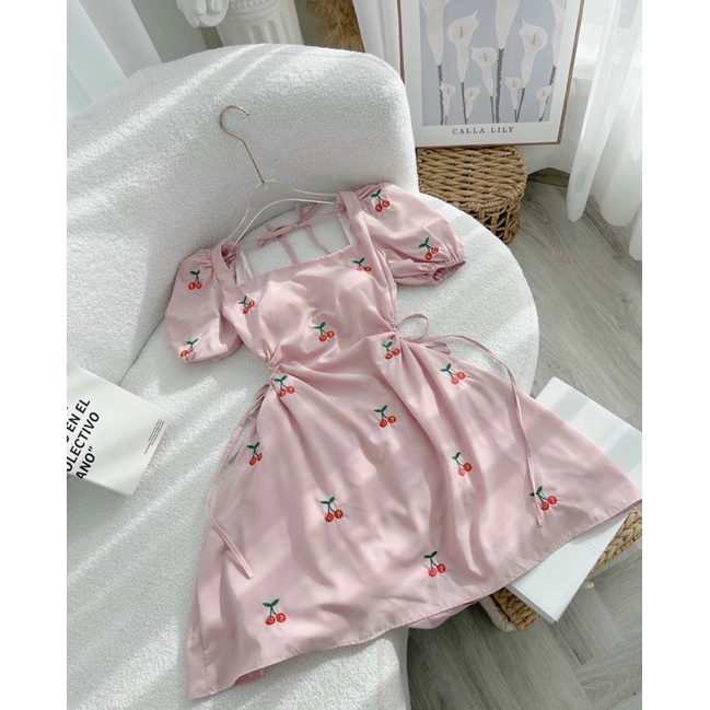 ĐẦM HỒNG CHERRY KHOÉT EO CỔ VUÔNG