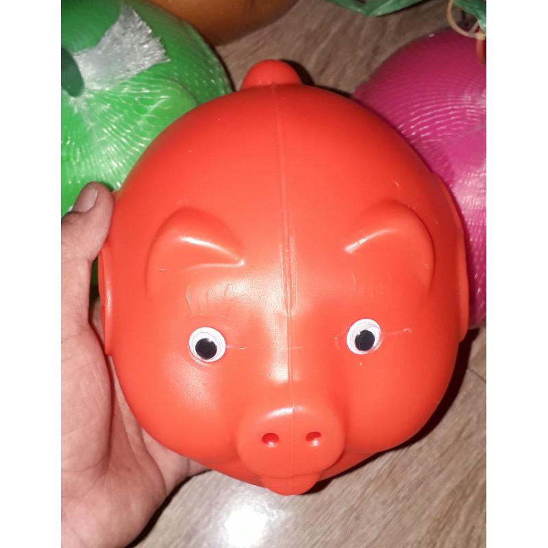 Một cái Ống heo tiết kiệm bằng nhựa HDPE loại kích thước 16x16x12 cm rất đẹp