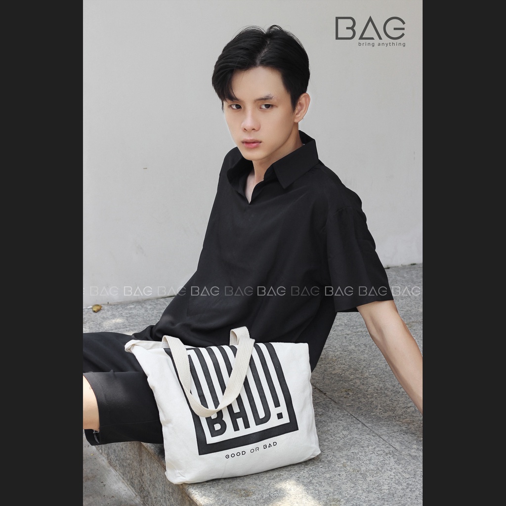 Túi tote vải oversize, hàng thiết kế với phong cách tối giản cùng dây kéo kim loại và túi con bên trong
