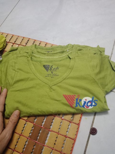 Áo thun cổ tim cho bé ,