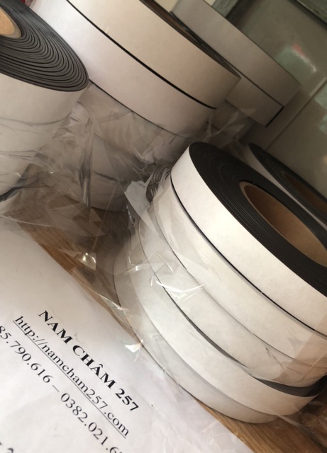[Xả Kho] Nam châm dẻo cuộn có băng keo khổ w25x16x10000mm, nam châm dẻo chất lượng tốt dễ sử dụng.