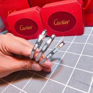 Vòng titan c.a.r.t.i.e.r xà cừ trắng