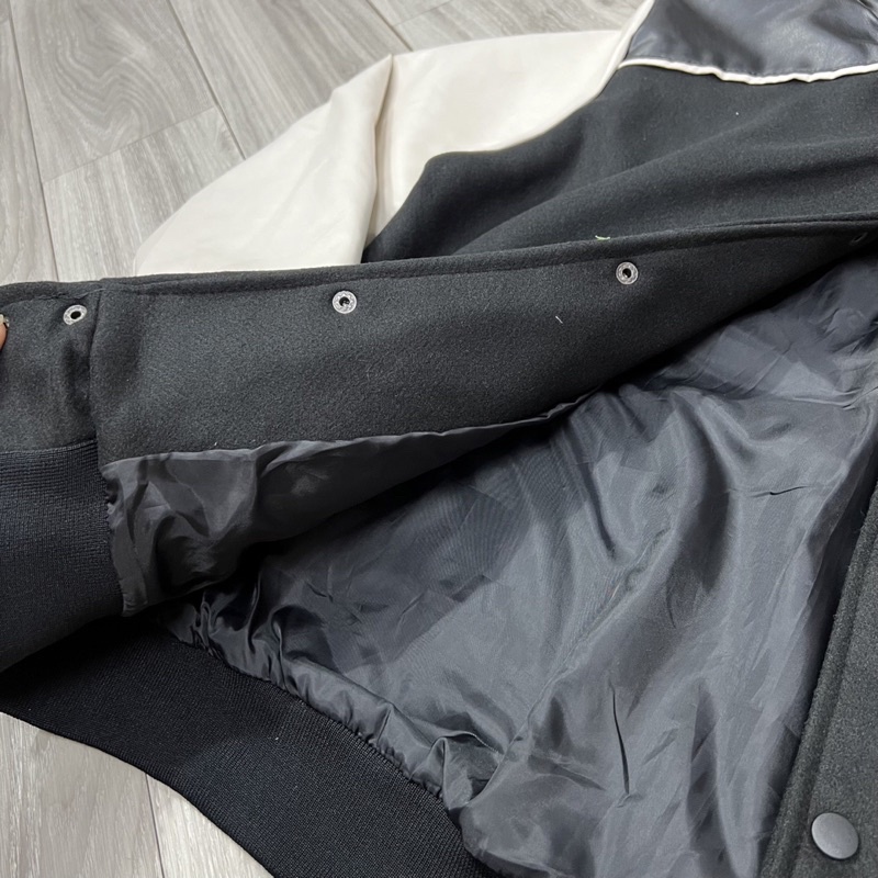 Áo khoác bomber thêu chữ C xù ngực trái -2322