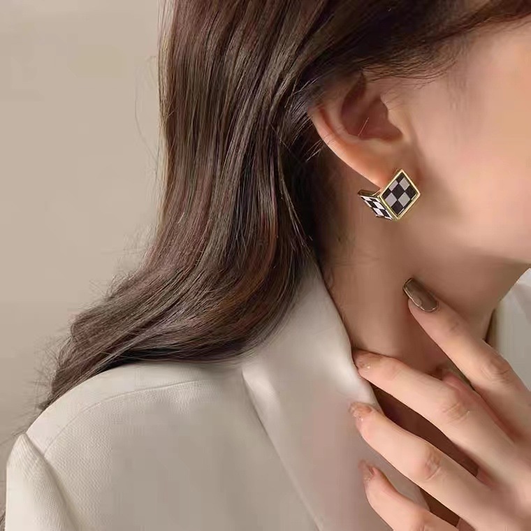 Khuyên tai mặt kiểu khối vuông họa tiết sọc ca rô bàn cờ trắng đen phong cách retro thời trang