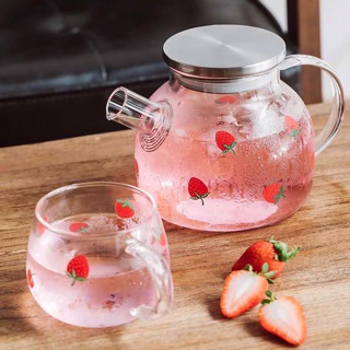 Bộ ấm trà dâu tây 700ml kèm 2 cốc hình dâu 300ml
