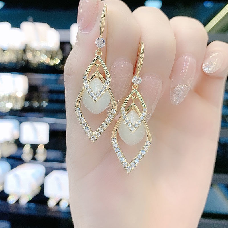 Bông Tai Hình Thoi Dáng Dài Đính Kim Cương Sang Trọng