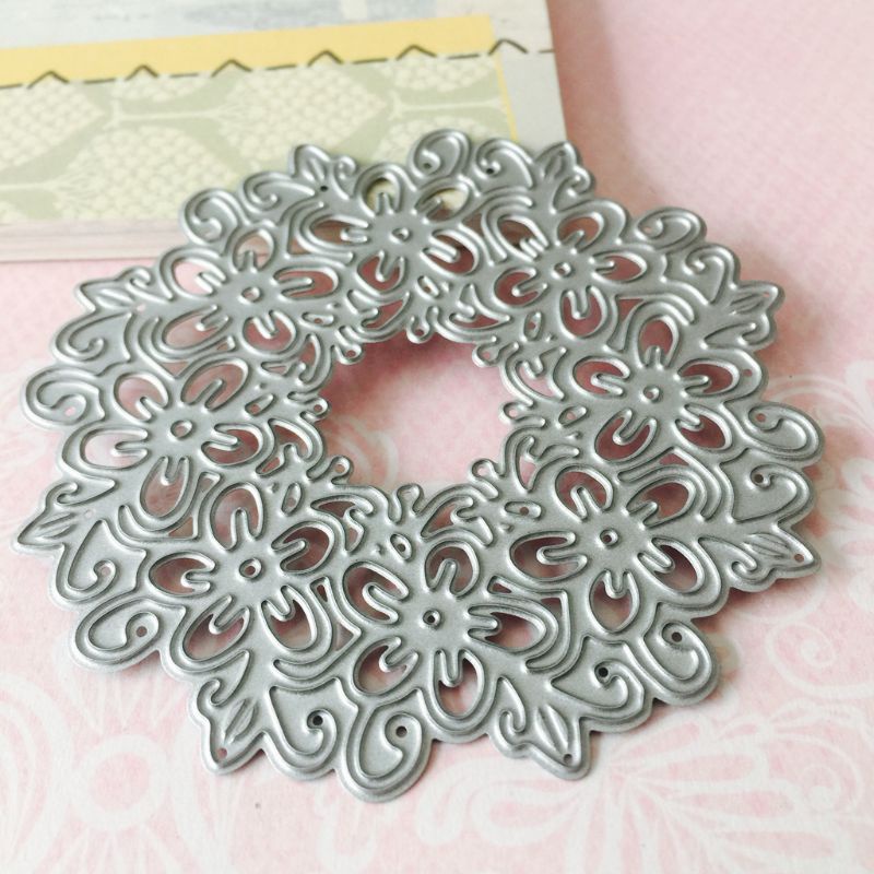 Khuôn Cắt Giấy Làm Từ Kim Loại Hình Vòng Hoa Trang Trí Scrapbook