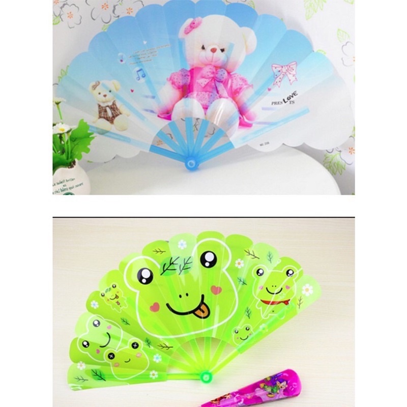 1 chiếc quạt xoè nhựa loại to hình hoa nhã nhặn (dài 24cm)