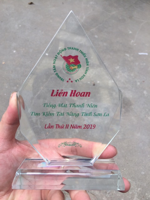 Cúp pha lê vát cạnh