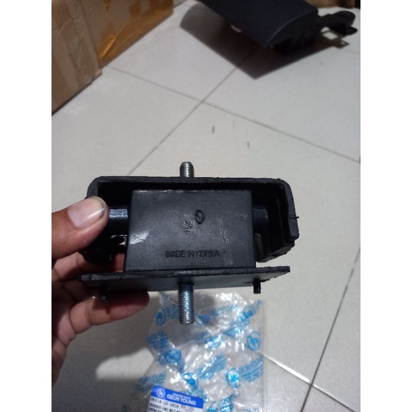 Cao su chân máy xe tải kia k3000/k165