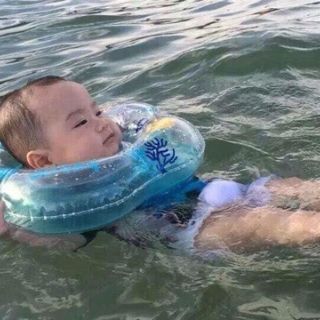 Phao đỡ cổ cho bé tắm biển
