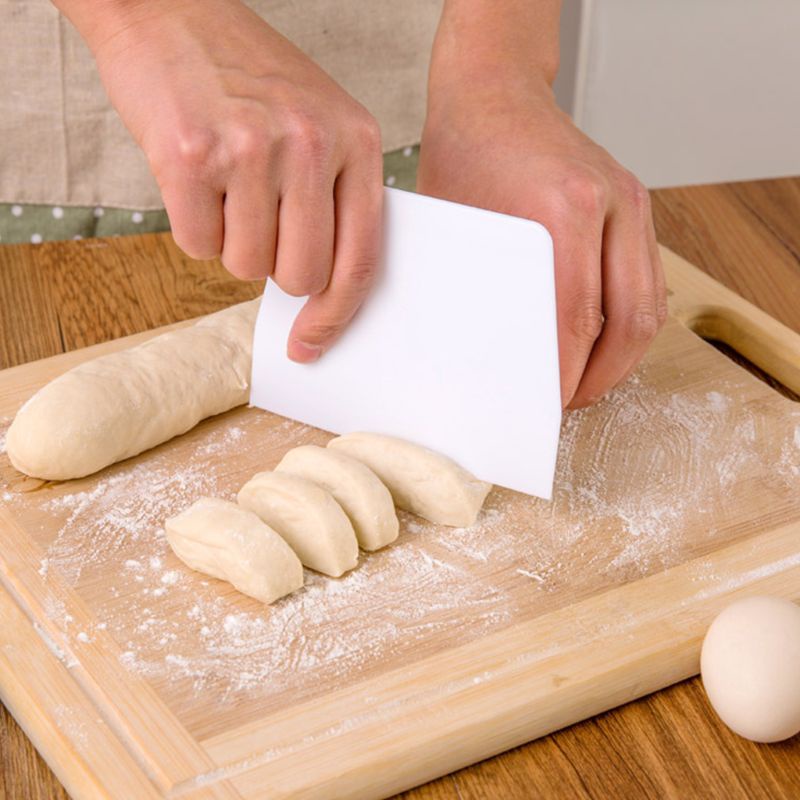 Dụng cụ cắt bột bánh làm bằng nhựa tiện dụng dùng trong nhà bếp