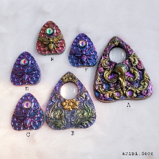 Móc khóa / Pin / Ghim cài Ouija handmade resin OUIJA