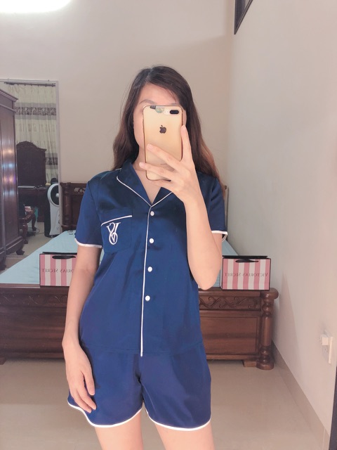 Bộ ngủ lụa satin quần đùi tay cộc victoria