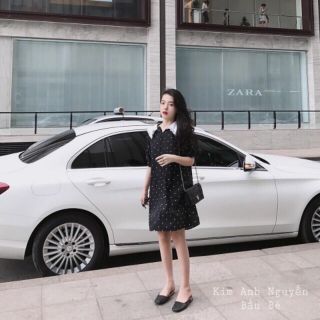 Váy chấm bi cổ bèo
