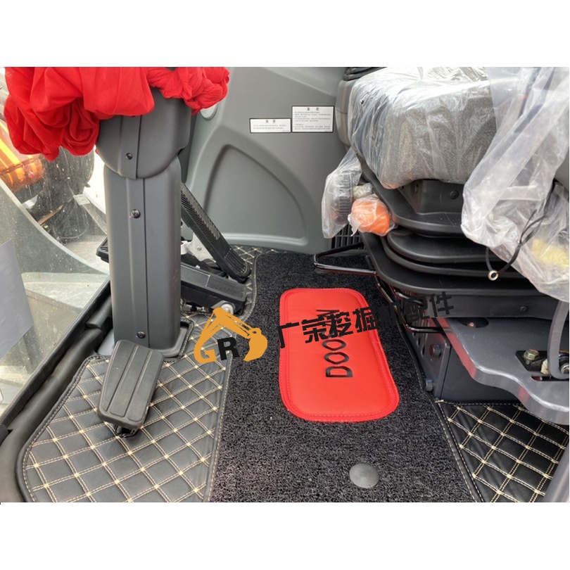 THẢM ĐỂ CHÂN MÁY DOOSAN DX55 DX140