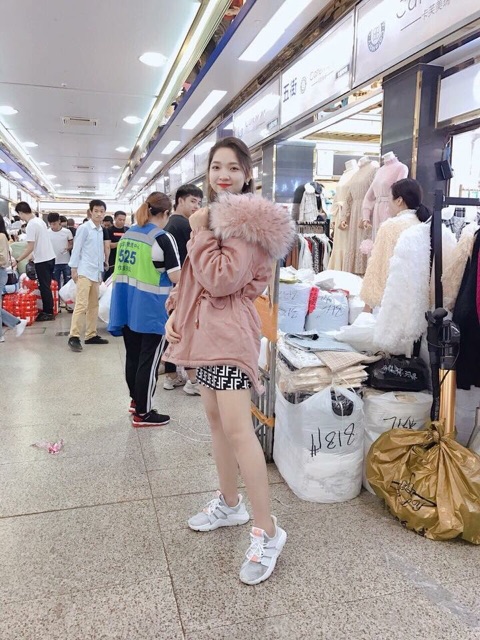 Áp khoác lông nha ce ơi. Đẹp rẽ mẫu nhà mặc nhé. Cầm nặng tay luôn ạ ấm lắm nhé