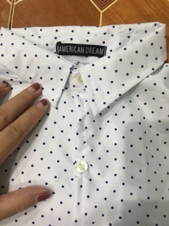 Cổ áo sơ mi giả.