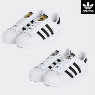 Giày thể thao Adidas xách Hàn Quốc.