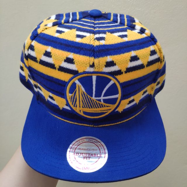 Mũ lưỡi trai Snapback Mitchell & Ness họa tiết len thổ cẩm.