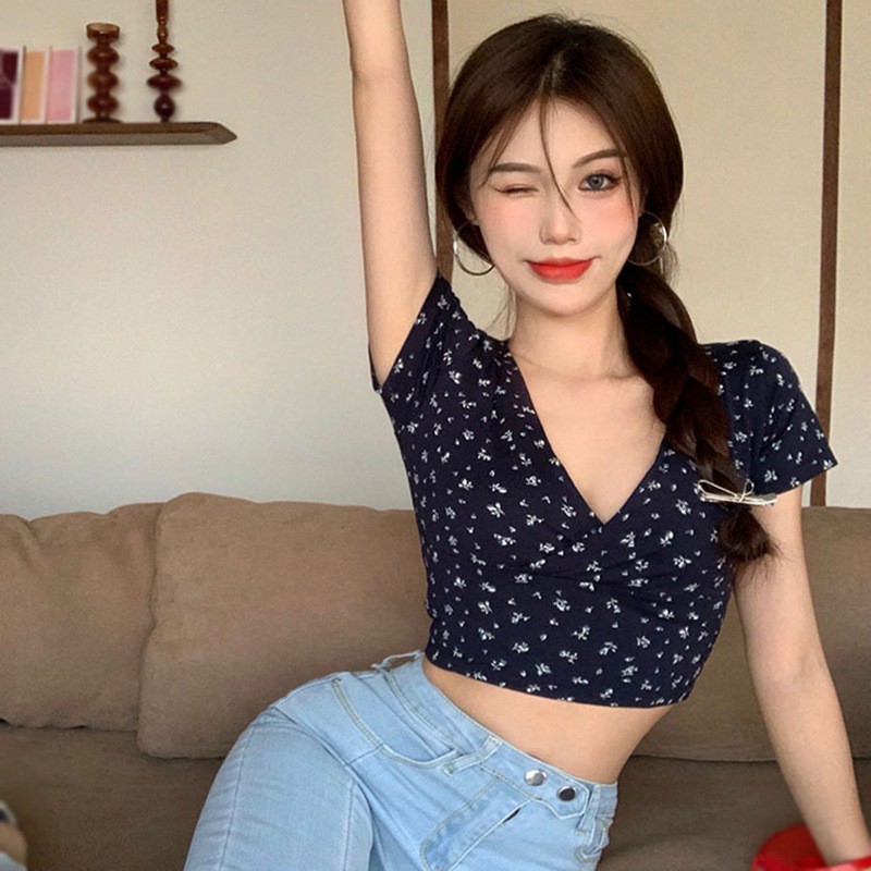 Áo Croptop Tay Ngắn Hoạ Tiết Hoa Thiết Kế Cổ Chữ V Quyến Rũ