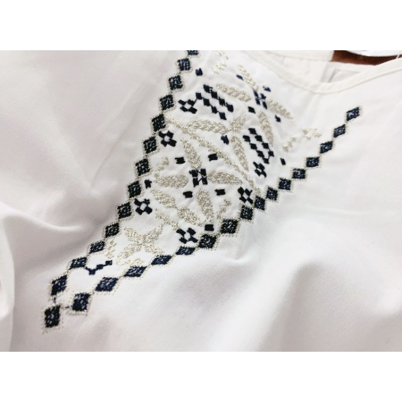 Áo bé gái trắng kiểu tay dài thêu