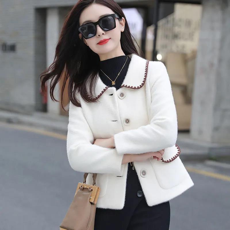 Mặc một chiếc áo khoác lông cừu kiểu nước ngoài kiểu mới, áo len dệt kim mỏng vừa vặn, áo nịt ngắn khoác bên ngoài