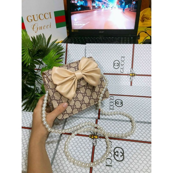 Túi xách nữ đeo chéo nơ phối dây ngọc siêu xinh.