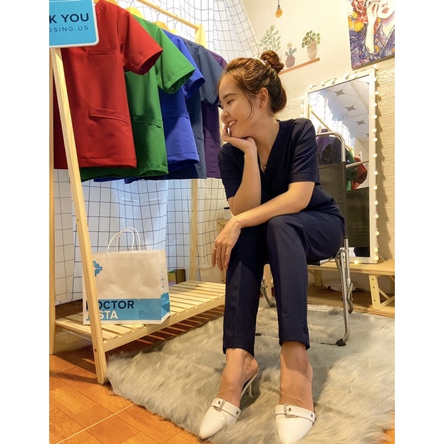 Bộ Scrubs Màu Xanh Đen - Đồng phục nhân viên y tế Nam & Nữ - Thiết kể cổ chữ V, trẻ trung hiện đại, chất lượng cực tốt