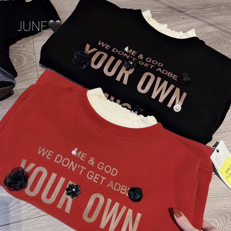 ÁO NỈ PHỐI CỔ REN TRẮNG CHỮ HOA NỔI SIÊU XINH | BigBuy360 - bigbuy360.vn