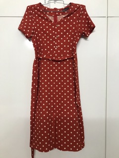 Pass Đầm chấm bi đỏ xẻ tà