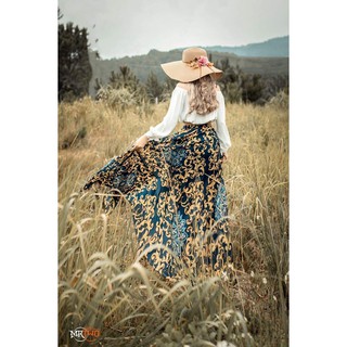 Set áo trắng + chân váy hoa xẻ tà boho