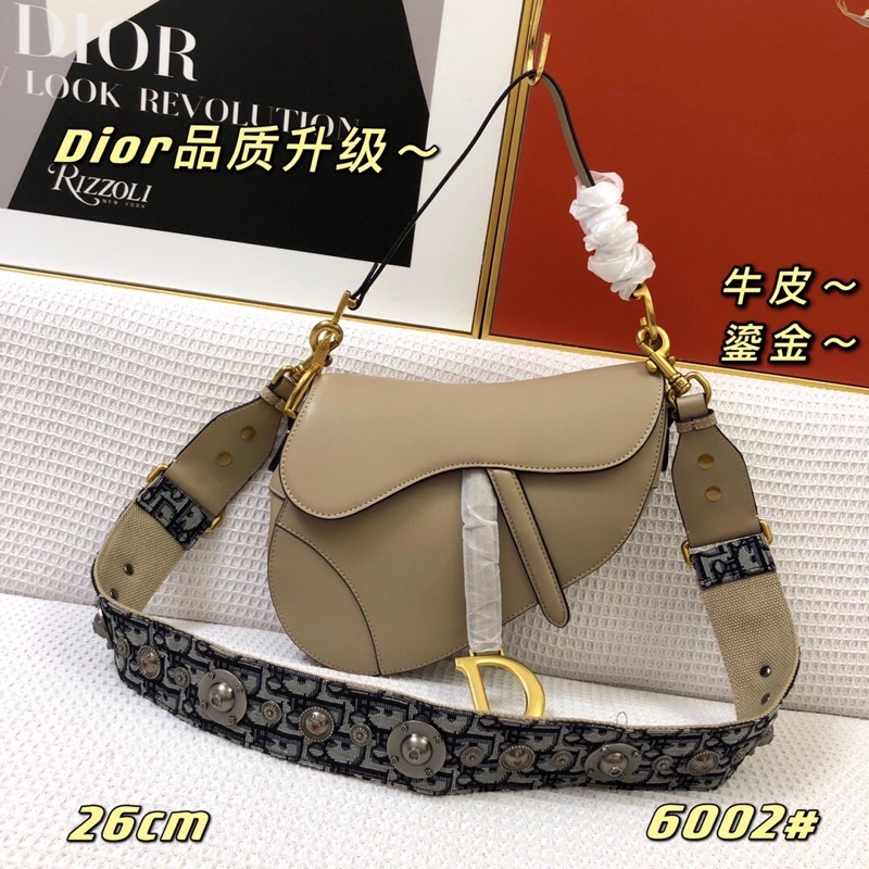 Túi Dior dáng chéo cổ điển da trơn dây đeo vai có logo thương hiệu có quai xách tay.