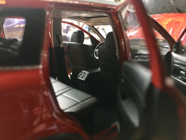 Mô hình xe SUV Mitsubishi Outlander 2022 tỉ lệ 1/18