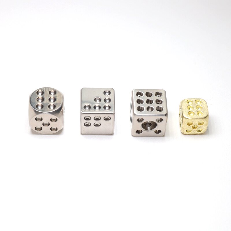 Vòng cổ Mặt Hình Vuông Rỗng Sáu Mặt Bằng Hợp Kim Titan Toàn Diện