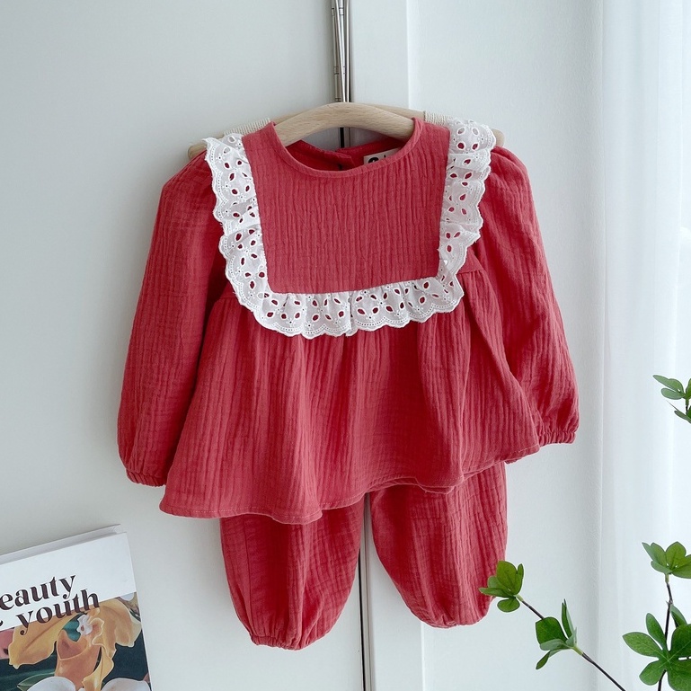 Bộ thu đông dài tay Dewkids cổ đính viền ren trắng vải xô mulin cao cấp cho bé gái