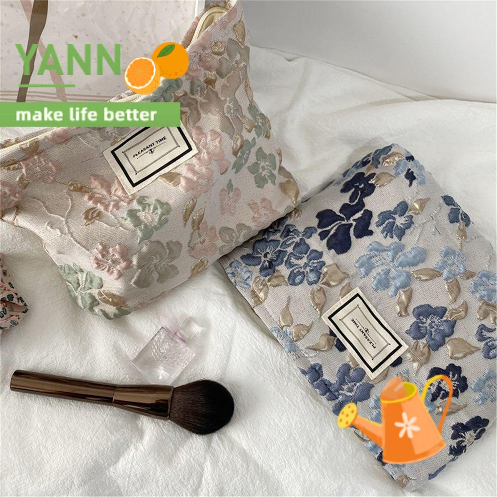 Túi Đựng Mỹ Phẩm/ Đồ Vệ Sinh Cá Nhân Du Lịch Dập Nổi Họa Tiết Hoa Nhiều Màu Cho Nữ