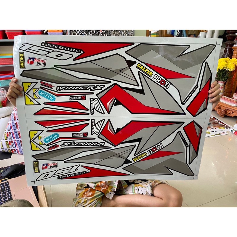 ( Quí khách vui lòng mang ra tiệm cho thợ dán ) Winner x đỏ đen