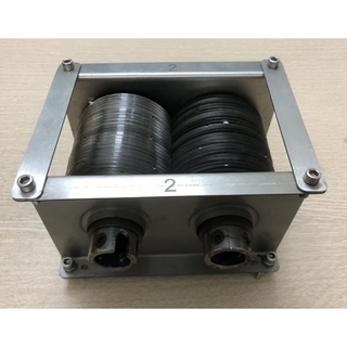 Bộ dao của máy thái thịt QX250 lắp 2 ốc với nhiều kích cỡ khác nhau