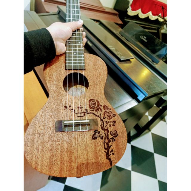 Chỉ với 450k bạn đã mua luôn được cây  Ukulele concert 23 gỗ