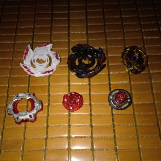 Con quay beyblade b145 không hộp và máy phóng