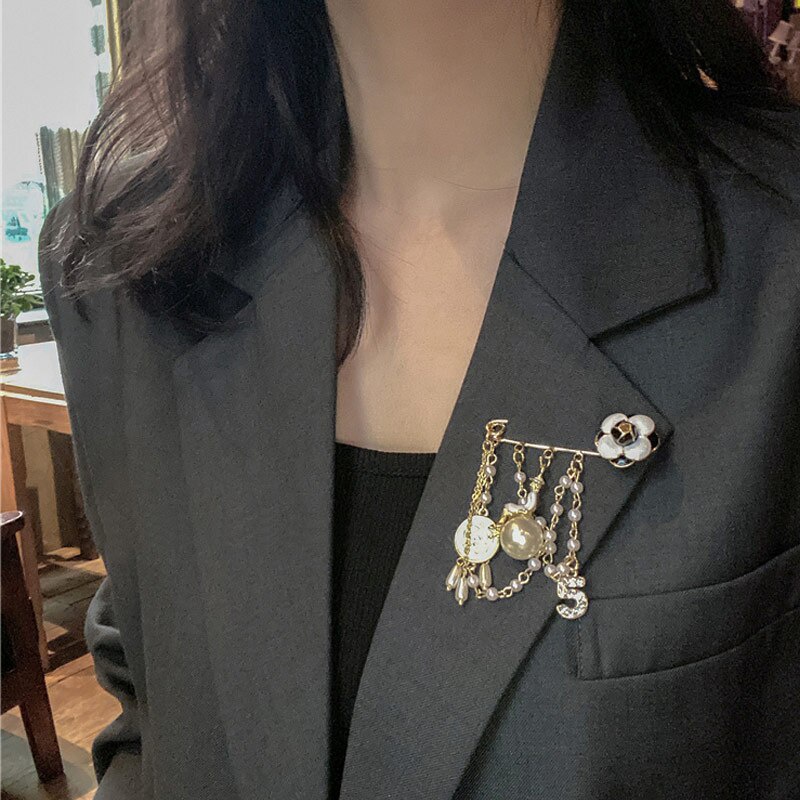 Trâm cài áo hình hoa trà phối tua rua 5 đính ngọc trai sang trọng