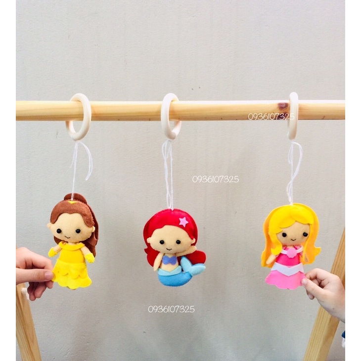 Đồ chơi treo kệ chữ A, đồ chơ treo nôi hình công chúa.