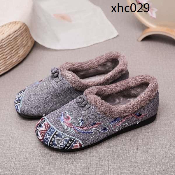 Giày Lười Vải Cotton Đế Mềm Chống Trượt Thêu Họa Tiết Thời Trang Mùa Đông Cho Phụ Nữ Lớn Tuổi