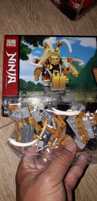 Lắp ráp 1 hộp LegoNinja Rôbot 61020 có nhiều chi tiết bằng nhựa ABS